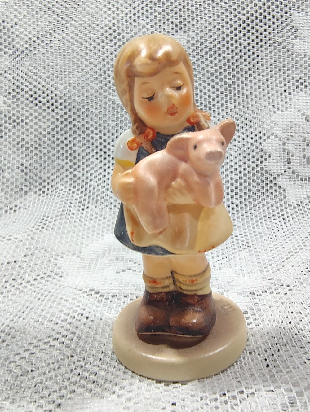 M.I. Hummel Club Goebel "Pigtails" Figurine #2052 1998, Mem. Yr 1999/2000